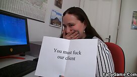 この小さな雌犬。 二つの尾 女 ホームレ ...