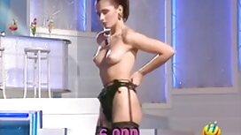 若い赤毛の女の子と大きなお尻 女性 あ  ...