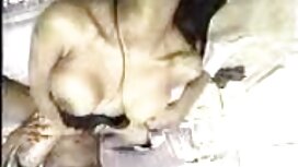 ブロンドは足跡を持つ非常に背の高い白い女 ...