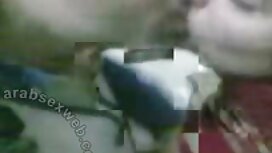 ソファの上のほこりの前に昼寝で 女性 の ...