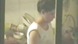 彼らが部屋に入るときに若い女性が眠るとき ...