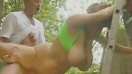 セックスの小さな女の子が蹴られている 女 ...